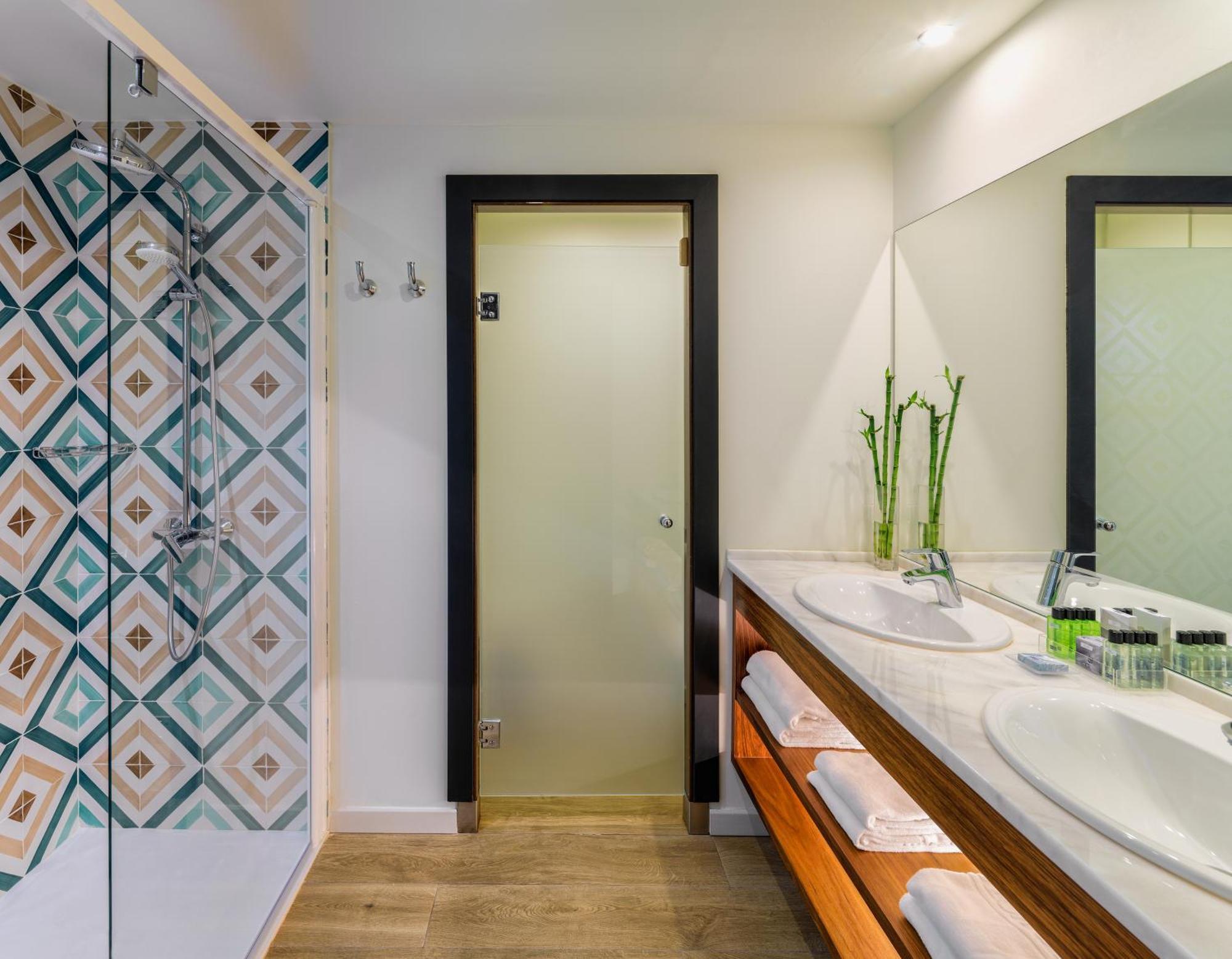 Chambre Supérieure (3 Adultes) - Vue sur Piscine